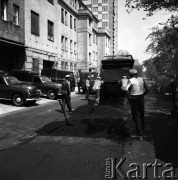 19.06.1968, Warszawa, Polska.
Ulica Nowogrodzka - prace remontowe. Wyładunek materiału budowlanego z ciężarówki. Na drugim planie widoczne są samochody, m.in. furgony marki 