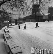 02.01.1968, Warszawa, Polska.
Aleje Jerozolimskie zimą - pokryte śniegiem ławki i drzewa. W oddali widok na dworzec kolejowy Warszawa Powiśle i Most Poniatowskiego.
Fot. Jarosław Tarań, zbiory Ośrodka KARTA