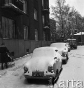 02.01.1968, Warszawa, Polska.
Centrum miasta zimą - pokryte śniegiem samochody, kobieta prowadząca wózek z dzieckiem. W oddali widoczne są budynki i ośnieżone drzewa.
Fot. Jarosław Tarań, zbiory Ośrodka KARTA