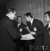 Październik 1968, Warszawa, Polska.
Polscy ciężarowcy przed wyjazdem na olimpiadę do Meksyku. Sztangista Marek Gołąb otrzymuje dyplom od przedstawiciela Polskiego Komitetu Olimpijskiego. Po lewej stronie stoi sztangista Waldemar Baszanowski. 
Fot. Jarosław Tarań, zbiory Ośrodka KARTA