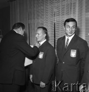 Październik 1968, Warszawa, Polska.
Polscy ciężarowcy przed wyjazdem na olimpiadę do Meksyku. Sztangista Waldemar Baszanowski otrzymuje odznaczenie od przedstawiciela Polskiego Komitetu Olimpijskiego. Po prawej stronie stoi sztangista Marek Gołąb. 
Fot. Jarosław Tarań, zbiory Ośrodka KARTA