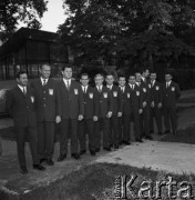 Październik 1968, Warszawa, Polska.
Polscy sportowcy przed wyjazdem na olimpiadę do Meksyku - wspólne zdjęcie.
Fot. Jarosław Tarań, zbiory Ośrodka KARTA