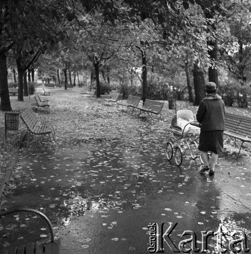 Październik 1968, Warszawa, Polska.
Warszawski park jesienią. Alejką, pokrytą liśćmi spadającymi z drzew, przechodzi kobieta z wózkiem.
Fot. Jarosław Tarań, zbiory Ośrodka KARTA