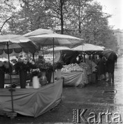 Październik 1968, Warszawa, Polska.
Plac Konstytucji jesienią. Uliczna sprzedaż kwiatów i owoców. Na drugim planie - przechodnie kupujący  owoce.
Fot. Jarosław Tarań, zbiory Ośrodka KARTA