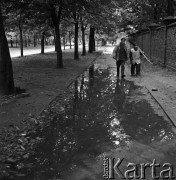 Październik 1968, Warszawa, Polska.
Warszawski park jesienią. Dwaj mężczyźni, odpowiedzialni za porządek w parku, przechodzą przez alejkę pokrytą liśćmi spadającymi z drzew. 
Fot. Jarosław Tarań, zbiory Ośrodka KARTA