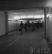 02.01.1968, Warszawa, Polska.
Nowoczesny dworzec kolejowy Warszawa Wschodnia - pasażerowie w przejściu podziemnym.
Fot. Jarosław Tarań, zbiory Ośrodka KARTA  
