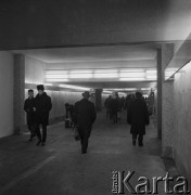 02.01.1968, Warszawa, Polska.
Nowoczesny dworzec kolejowy Warszawa Wschodnia - pasażerowie w przejściu podziemnym.
Fot. Jarosław Tarań, zbiory Ośrodka KARTA