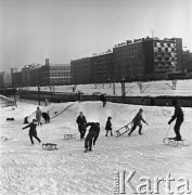 02.01.1968, Warszawa, Polska.
Okolice dworca kolejowego Warszawa Ochota - dzieci bawiące się na śniegu. W oddali widoczny jest przejeżdżający pociąg oraz zabudowa Alej Jerozolimskich.
Fot. Jarosław Tarań, zbiory Ośrodka KARTA