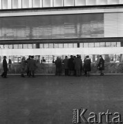 02.01.1968, Warszawa, Polska.
Nowoczesny dworzec kolejowy Warszawa Wschodnia - pasażerowie przy okienkach kas biletowych.
Fot. Jarosław Tarań, zbiory Ośrodka KARTA