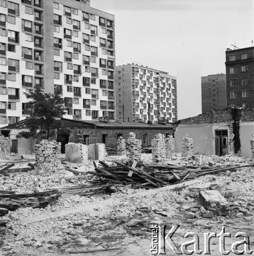 11.08.1968, Warszawa, Polska.
Rozbiórka starych baraków przy ulicy Okopowej. W oddali widoczne są nowoczesne bloki mieszkalne.
Fot. Jarosław Tarań, zbiory Ośrodka KARTA  

