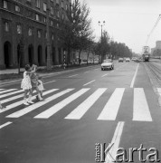 Listopad 1968, Warszawa, Polska.
Dzieci na przejściu dla pieszych. W oddali widoczny jest tramwaj, przejeżdżające samochody oraz fragment pierzei ulicy.
Fot. Jarosław Tarań, zbiory Ośrodka KARTA