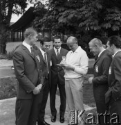 Listopad 1968, Warszawa, Polska.
Polscy kolarze przed wyjazdem na olimpiadę do Meksyku. Trener rozmawia ze swoimi zawodnikami.
Fot. Jarosław Tarań, zbiory Ośrodka KARTA