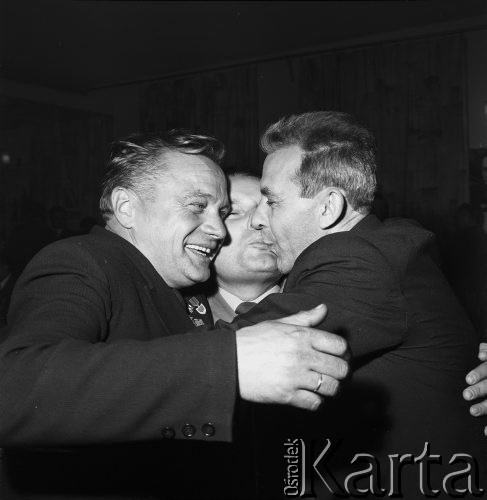 30.09.1968, Wesoła k/ Warszawy, Polska.
Spotkanie Synów Pułku w 1 Praskim Pułku Zmechanizowanym. Synowie Pułku 4 Dywizji Piechoty - Marian Kazaryn, Zygmunt Bąk, Kazimierz Szymanek - w przyjacielskim uścisku.
Fot. Jarosław Tarań, zbiory Ośrodka KARTA