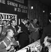 30.09.1968, Wesoła k/ Warszawy, Polska.
Spotkanie Inauguracyjne Synów Pułku w 1 Praskim Pułku Zmechanizowanym. Od prawej: generał dywizji Józef Urbanowicz - wiceminister Obrony Narodowej, redaktor naczelny 