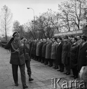 30.09.1968, Wesoła k/ Warszawy, Polska.
Spotkanie Inauguracyjne Synów Pułku w 1 Praskim Pułku Zmechanizowanym. Uczestnicy spotkania podczas apelu. Na pierwszym planie generał dywizji - Zygmunt Huszcza. Widoczny jest również transparent: 