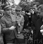 30.09.1968, Wesoła k/ Warszawy, Polska.
Spotkanie Inauguracyjne Synów Pułku w 1 Praskim Pułku Zmechanizowanym. Uczestnicy spotkania podczas pokazu możliwości karabinu snajperskiego.
Fot. Jarosław Tarań, zbiory Ośrodka KARTA