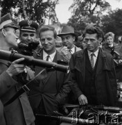 30.09.1968, Wesoła k/ Warszawy, Polska.
Spotkanie Inauguracyjne Synów Pułku w 1 Praskim Pułku Zmechanizowanym. Uczestnicy spotkania oglądają nowoczesny sprzęt wojskowy.
Fot. Jarosław Tarań, zbiory Ośrodka KARTA