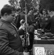 30.09.1968, Wesoła k/ Warszawy, Polska.
Spotkanie Inauguracyjne Synów Pułku w 1 Praskim Pułku Zmechanizowanym. Uczestnicy spotkania podczas pokazu możliwości karabinu snajperskiego.
Fot. Jarosław Tarań, zbiory Ośrodka KARTA