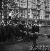 Listopad 1968, Warszawa, Polska.
Plac Unii Lubelskiej - otwarcie przebudowanego fragmentu ulicy Marszałkowskiej. W uroczystości biorą udział władze partyjne oraz mieszkańcy miasta. W oddali widoczne są przejeżdżające samochody oraz napis na budynku: 