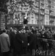 Listopad 1968, Warszawa, Polska.
Plac Unii Lubelskiej - otwarcie przebudowanego fragmentu ulicy Marszałkowskiej. W uroczystości biorą udział władze partyjne oraz mieszkańcy miasta. W oddali, na budynku,  widoczny jest napis: 