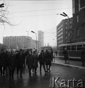 Listopad 1968, Warszawa, Polska.
Plac Unii Lubelskiej - otwarcie przebudowanego fragmentu ulicy Marszałkowskiej. Spacer po wyremontowanym fragmencie ulicy. W tle widoczne są tramwaje, przechodnie oraz budynki.
Fot. Jarosław Tarań, zbiory Ośrodka KARTA