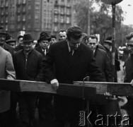 Listopad 1968, Warszawa, Polska.
Plac Unii Lubelskiej - otwarcie przebudowanego fragmentu ulicy Marszałkowskiej. Uroczyste zdjęcie barierki na nowej ulicy.
Fot. Jarosław Tarań, zbiory Ośrodka KARTA
