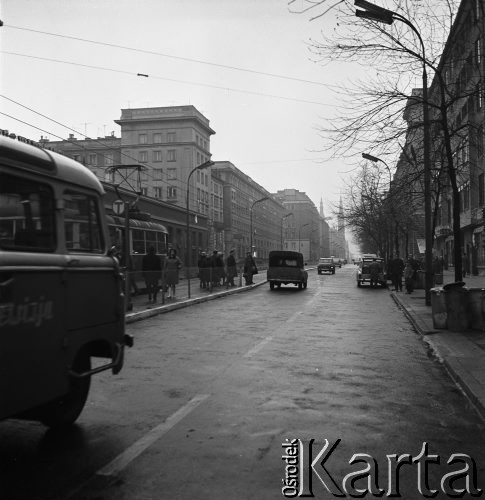 Listopad 1968, Warszawa, Polska.
Otwarcie przebudowanego fragmentu ulicy Marszałkowskiej. Panorama ulicy - samochody, tramwaje, przechodnie, w oddali widoczne są wieże Kościoła Najświętszego Zbawiciela.
Fot. Jarosław Tarań, zbiory Ośrodka KARTA