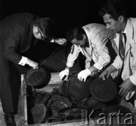 Listopad 1968, Warszawa, Polska.
Odnalezienie filmów instruktażowych Wojska Polskiego z 1939 roku - mężczyźni przeglądają zniszczone taśmy filmowe.
Fot. Jarosław Tarań, zbiory Ośrodka KARTA
