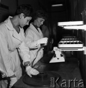 Listopad 1968, Warszawa, Polska.
Odnalezienie w filmów instruktażowych Wojska Polskiego z 1939 roku - laborantki konserwują archiwalne taśmy filmowe.
Fot. Jarosław Tarań, zbiory Ośrodka KARTA