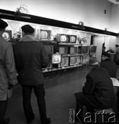 11.11.1968, Warszawa, Polska.
Klienci w sklepie z telewizorami oglądają telewizyjną transmisję V Zjazdu Polskiej Zjednoczonej Partii Robotniczej. 
Fot. Jarosław Tarań, zbiory Ośrodka KARTA