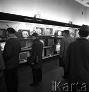 11.11.1968, Warszawa, Polska.
Klienci w sklepie z telewizorami oglądają telewizyjną transmisję V Zjazdu Polskiej Zjednoczonej Partii Robotniczej. 
Fot. Jarosław Tarań, zbiory Ośrodka KARTA