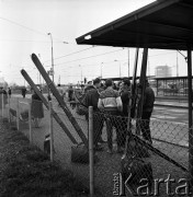 03.11.1968, Warszawa, Polska.
Jelonki - osiedle studenckie. Studenci czekają na przyjazd tramwaju. Na pierwszym planie widoczne są narty i torby podróżne.
Fot. Jarosław Tarań, zbiory Ośrodka KARTA