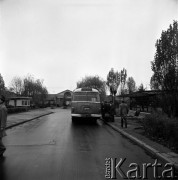 03.11.1968, Warszawa, Polska.
Jelonki - osiedle studenckie. Pasażerowie wsiadają do autobusu nr 163. W oddali znajduje się dom, na którym widnieje napis powitalny. 
Fot. Jarosław Tarań, zbiory Ośrodka KARTA