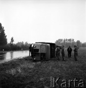 11.07.1968, Kazuń k/Warszawy, Polska.
Wypadek samochodu ciężarowego. Mężczyźni oglądają samochód marki Star 25, który wpadł w poślizg i przewrócił się na poboczu drogi.
Fot. Jarosław Tarań, zbiory Ośrodka KARTA