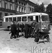 12.07.1968, Warszawa, Polska.
Milicyjne psy dla niewidomych. Niewidomi z owczarkami niemieckimi szkolonymi przez MO.
Fot. Jarosław Tarań, zbiory Ośrodka KARTA