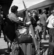 01.07.1968, Warszawa, Polska.
Podrożni jadący na urlop. Pasażerowie wsiadający do zatłoczonego pociągu.
Fot. Jarosław Tarań, zbiory Ośrodka KARTA