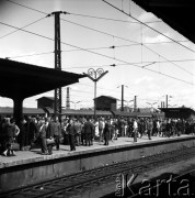 01.07.1968, Warszawa, Polska.
Podrożni jadący na urlop. Pasażerowie wsiadający do zatłoczonego pociągu.
Fot. Jarosław Tarań, zbiory Ośrodka KARTA