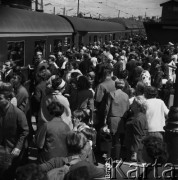 01.07.1968, Warszawa, Polska.
Podrożni jadący na urlop. Pasażerowie wsiadający do zatłoczonego pociągu.
Fot. Jarosław Tarań, zbiory Ośrodka KARTA