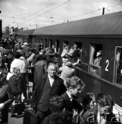 01.07.1968, Warszawa, Polska.
Podrożni jadący na urlop. Pasażerowie wsiadający do zatłoczonego pociągu relacji Warszawa-Ełk.
Fot. Jarosław Tarań, zbiory Ośrodka KARTA