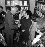 03.12.1968, Warszawa, Polska.
Spotkanie Cór Pułku. Generał wręczający kwiaty Córom Pułku.
Fot. Jarosław Tarań, zbiory Ośrodka KARTA