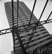 Luty 1968, Warszawa, Polska.
Ściana Wschodnia- wschodnia pierzeja ul. Marszałkowskiej (Środmieście). Budynek mieszkalny 24-piętrowy, jeden z tzw. punktowców.
Fot. Jarosław Tarań, zbiory Ośrodka KARTA