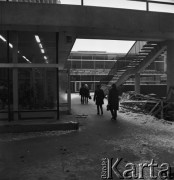 Luty 1968, Warszawa - Śródmieście, Polska.
Ściana Wschodnia. Przechodnie w przejściu pomiędzy nowymi pawilonami.
Fot. Jarosław Tarań, zbiory Ośrodka KARTA