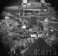 18.04.1968, Warszawa, Polska.
Wesołe miasteczko z Czechosłowacji. Panorama na diabelski młyn i tor samochodzików.
Fot. Jarosław Tarań, zbiory Ośrodka KARTA, kolekcja Jarosława Tarania, udostępniła Danuta Kszczot-Tarań