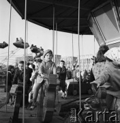 18.04.1968, Warszawa, Polska.
Wesołe miasteczko z Czechosłowacji. Dzieci bawiące się na karuzeli.
Fot. Jarosław Tarań, zbiory Ośrodka KARTA, kolekcja Jarosława Tarania, udostępniła Danuta Kszczot-Tarań