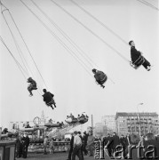 18.04.1968, Warszawa, Polska.
Wesołe miasteczko z Czechosłowacji. Zabawa na karuzeli.
Fot. Jarosław Tarań, zbiory Ośrodka KARTA, kolekcja Jarosława Tarania, udostępniła Danuta Kszczot-Tarań