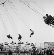18.04.1968, Warszawa, Polska.
Wesołe miasteczko z Czechosłowacji. Zabawa na karuzeli.
Fot. Jarosław Tarań, zbiory Ośrodka KARTA, kolekcja Jarosława Tarania, udostępniła Danuta Kszczot-Tarań