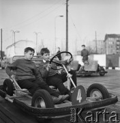18.04.1968, Warszawa, Polska.
Wesołe miasteczko z Czechosłowacji. Dwaj chłopcy jeżdżący samochodzikami.
Fot. Jarosław Tarań, zbiory Ośrodka KARTA, kolekcja Jarosława Tarania, udostępniła Danuta Kszczot-Tarań