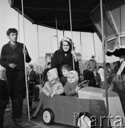 18.04.1968, Warszawa, Polska.
Wesołe miasteczko z Czechosłowacji. Dzieci w mini samochodziku.
Fot. Jarosław Tarań, zbiory Ośrodka KARTA, kolekcja Jarosława Tarania, udostępniła Danuta Kszczot-Tarań