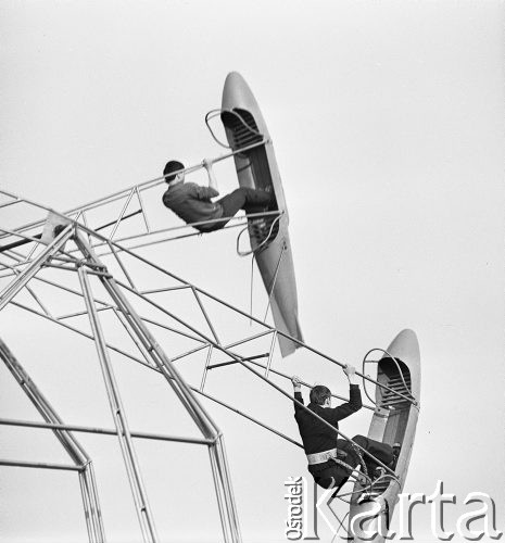 18.04.1968, Warszawa, Polska.
Wesołe miasteczko z Czechosłowacji. Zabawa na karuzeli.
Fot. Jarosław Tarań, zbiory Ośrodka KARTA, kolekcja Jarosława Tarania, udostępniła Danuta Kszczot-Tarań
