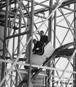 18.04.1968, Warszawa, Polska.
Wesołe miasteczko z Czechosłowacji. Zabawa na zjeżdżalni.
Fot. Jarosław Tarań, zbiory Ośrodka KARTA, kolekcja Jarosława Tarania, udostępniła Danuta Kszczot-Tarań